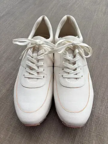 MORAL CODE 화이트 가죽 스니커즈