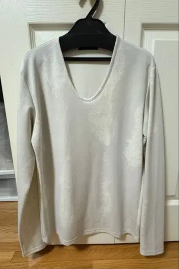 토네이도 마트 화이트 V넥 긴팔 티셔츠