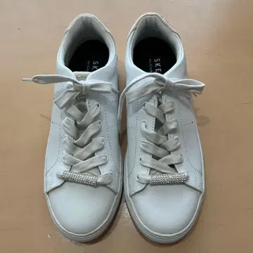 SKECHERS 스마일리 페이스 스니커즈