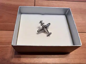 실버 비행기 미니 브로치, 핑