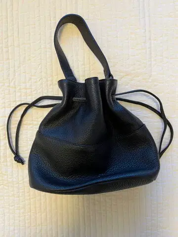 블랙 가죽 복조리형 숄더백 숄더 스트랩은 포함되어 있지 않습니다