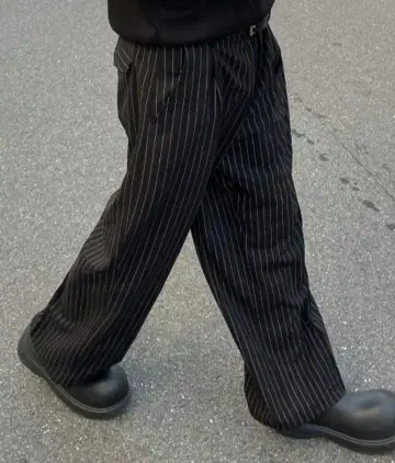 [ Chikashitsu + ] stripe tuck 슬랙스