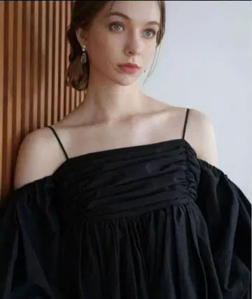 Acka. puffy gather blouse