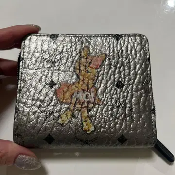 MCM 실버 토끼 모티브 이단 접이식 지갑