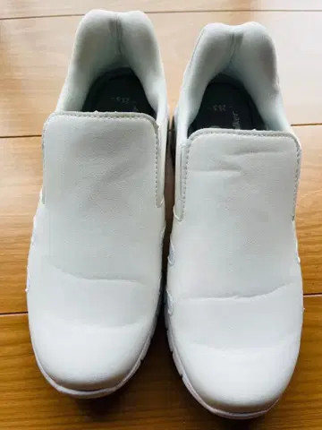 pure walker 화이트 23.5cm