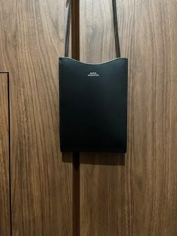 [ 새상품급 ] A.P.C. 아페쎄 숄더백 넥 파우치 블랙 가죽