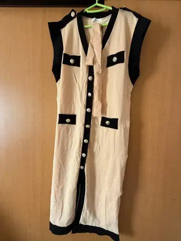 베이지와 블랙의 슬리브리스 원피스