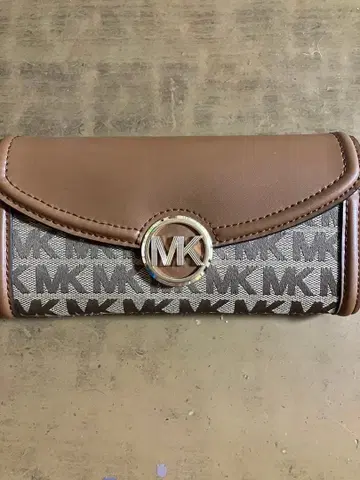 MICHAEL KORS MK 로고 장지갑 브라운