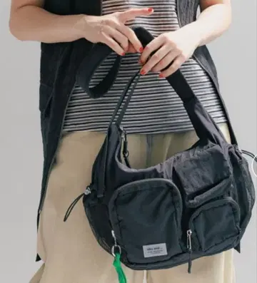 나일론 소재 블랙 숄더백 메쉬 포켓 부착 니코앤드 포켓터블