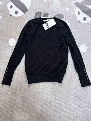 ZARA 블랙 긴팔 니트 골드 소매 버튼 포함