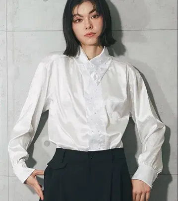 SMILE ORCHID 비대칭 옷깃 올 패턴 펄 장식 블라우스 M