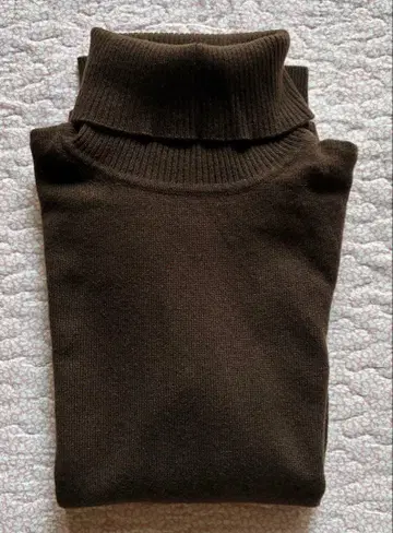 [ 미사용 새상품 ] 유니클로 캐시미어 100% 터틀넥 스웨터 M 브라운