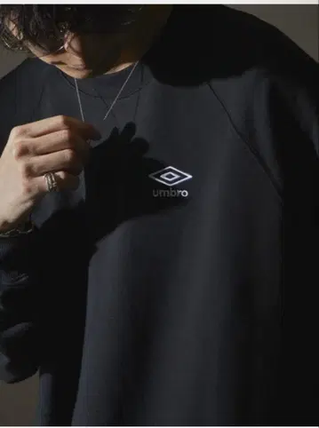[ UMBRO ] 엄브로 별주 원포인트 로고 자수 속기모 래글런 맨투맨