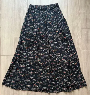 스픽 앤 스팬 맥시 길이 꽃무늬 플리츠 스커트 블랙