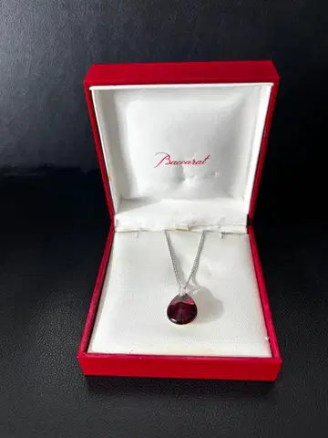 Baccarat 빨간색 크리스탈 목걸이