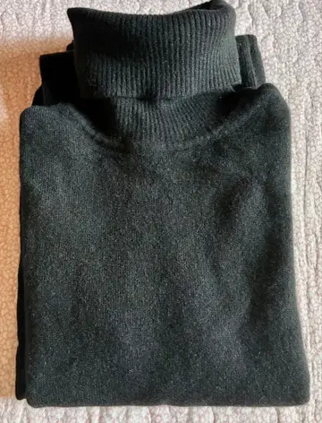 유니클로 캐시미어 100% 터틀넥 스웨터 블랙 M 컨디션 최상