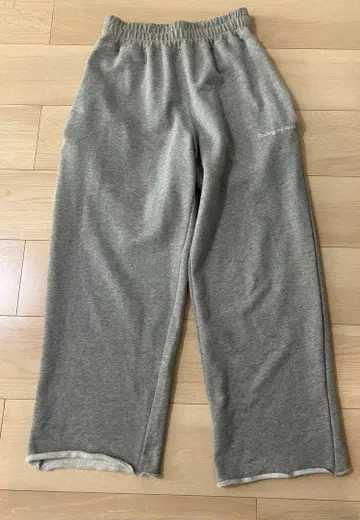 SHENERY 자수 스웨트 팬츠