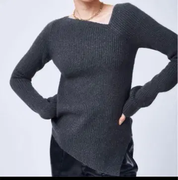 STUNNING LURE 불규칙 넥 니트 츠즈리사