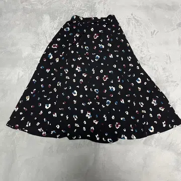 [고급] URBAN RESEARCH 블랙 베이스 올 패턴 스커트 (M)