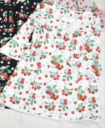 슈퍼 뷰티 체리 패턴 플레어 슬리브 셔츠