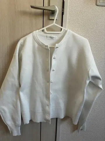 오페크 도트 화이트 가디건 긴팔 펄 버튼