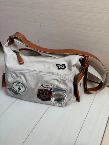 Dakota 숄더백 캔버스 가죽 와펜 부착