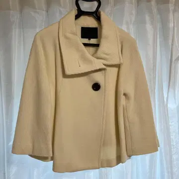 UNTITLED 크림색 숏코트 사이즈 2