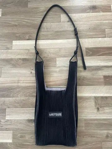 [ LASTFRAME ] 블랙 숄더백
