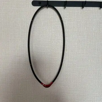 오벌 디자인 목걸이 블랙과 레드