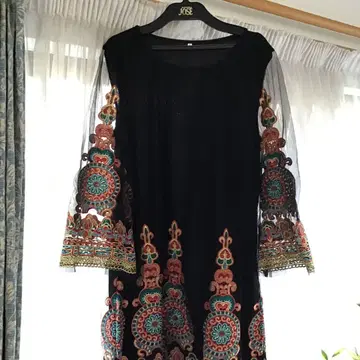 자수 장식 블랙 원피스 긴팔