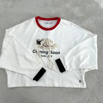 new j. 스니커즈 그래픽 크롭 T셔츠