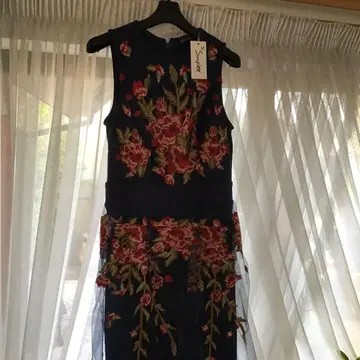 자수 장식 네이비 슬리브리스 드레스