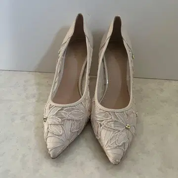 RANDA 자수 비즈 장식 베이지 하이힐 펌프스