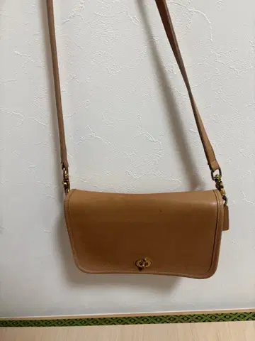 베이지 가죽 숄더백 골드 금장 장식