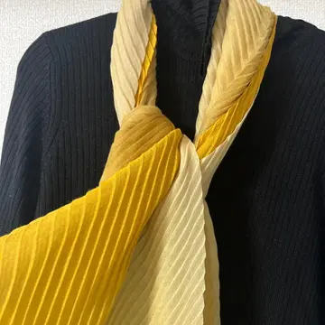 미사용 새상품 가볍고 따뜻한 옐로우 컬러 그라데이션 플리츠 스카프