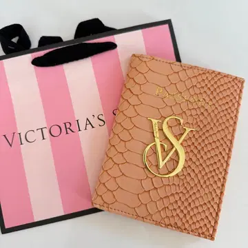 새상품 Victoria's Secret 여권 케이스 크로커다일 베이지