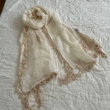 크림색 프린지 달린 스톨