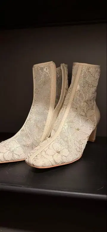 아이보리 플라워 자수 숏부츠