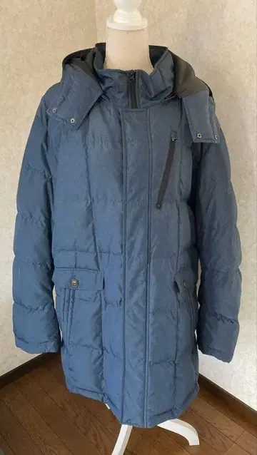 후드 부착 그레이 다운 자켓