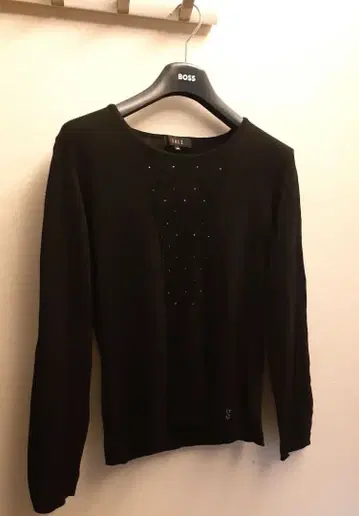 [ 새상품급 ] DAKS 블랙 큐빅 장식 긴팔 니트