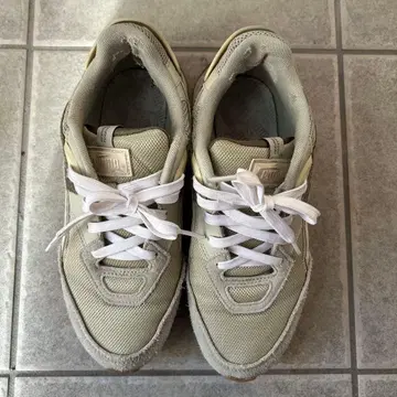 베이지 스웨이드 메쉬 스니커즈