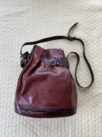 FURLA 다크 브라운 가죽 버킷 숄더백