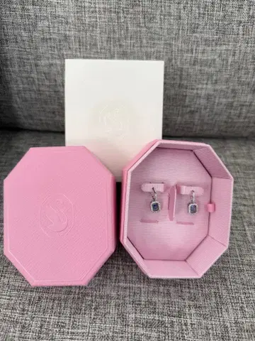 에메랄드컷 파란색 보석 귀걸이