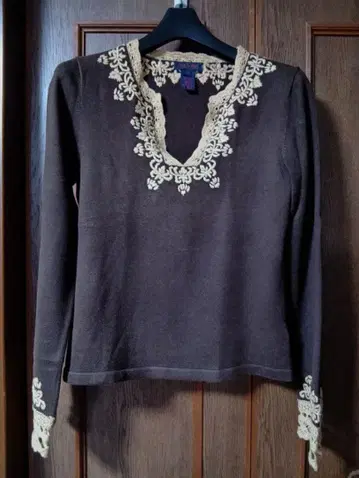 다크 브라운 긴팔 니트 V넥