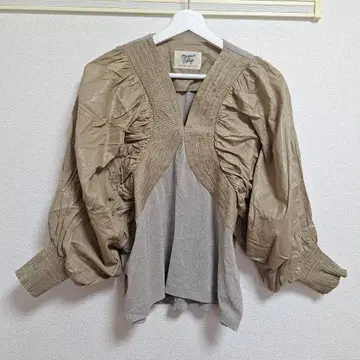 Margaux 빈티지 베이지 실버 샤이니 퍼프 슬리브 블라우스