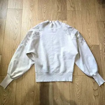 러그넘문 숄더 자수 니트 풀오버