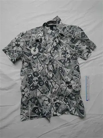 마크 바이 마크제이콥스 스컬 패턴 반팔 셔츠 S 사이즈 블랙 계열