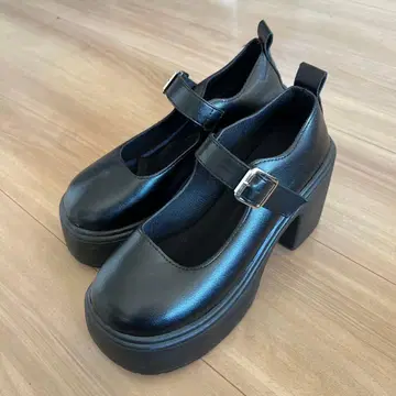 블랙 스트랩 힐 신발