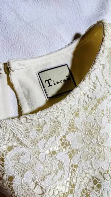 Tiara 크림색 레이스 긴팔 상의