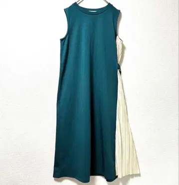 [ 새상품급 ] MURUA 사이드 플리츠 슬리브리스 도킹 원피스 F 그린